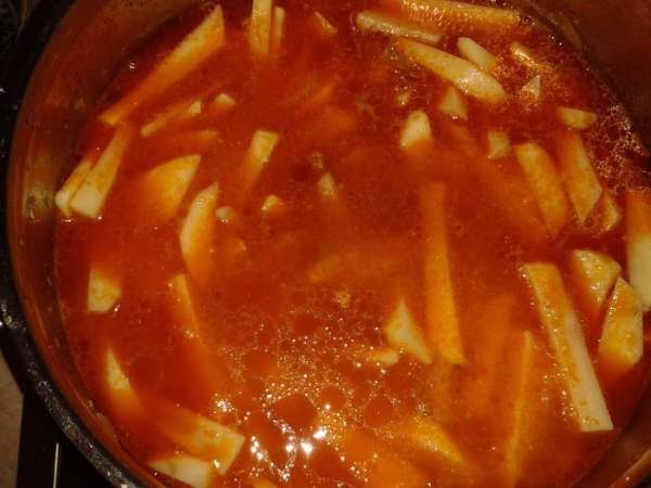 Тушить под крышкой до готовности мяса, затем добавить картофель, воды, соли, перца, лаврового листа и пропущенного через чесноковыжималку чеснока. Тушить под крышкой до готовности мяса, затем добавить картофель, воды, соли, перца, лаврового листа и пропущенного через чесноковыжималку чеснока.