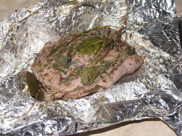 Через 40 минут достать мясо из духовки, развернуть фольгу... Аромат потрясающий! Через 40 минут достать мясо из духовки, развернуть фольгу... Аромат потрясающий!