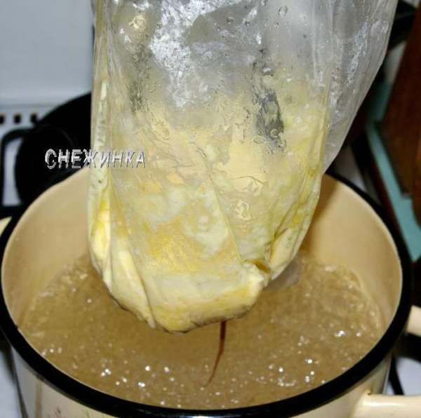 В кастрюле кипятим воду, затем опускаем рукав с сыром в кипящую воду. Варим таким образом сыр до полного его растворения. Сыр должен полностью расплавиться. В кастрюле кипятим воду, затем опускаем рукав с сыром в кипящую воду. Варим таким образом сыр до полного его растворения. Сыр должен полностью расплавиться.
