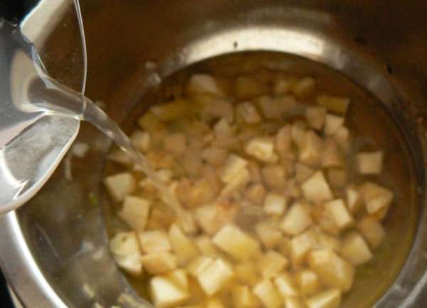 Затем залейте овощи горячим куриным бульоном, посолите. Когда бульон закипит нужно уменьшить огонь и варить минут 15. Нарезать груши небольшими кусочками, добавить в бульон и варить еще 10 минут.