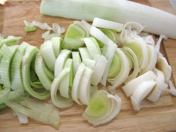 Лук – порей  разрезать вдоль, потом полукольцами.