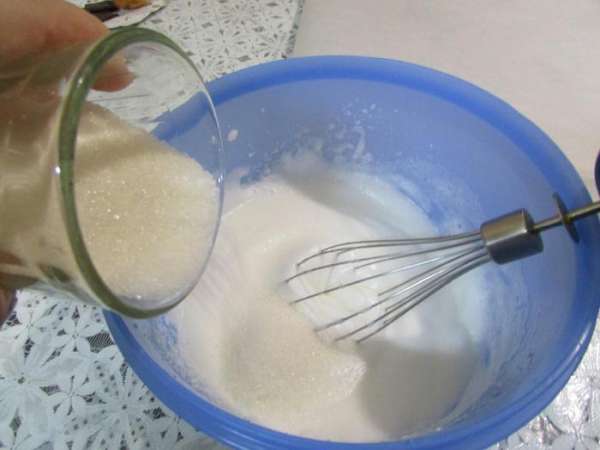 Накануне приготовить безе (можно купить готовое безе). Охлажденные белки взбить в крепкую пену. Затем постепенно ввести сахар, продолжая взбивать до устойчивых пиков.