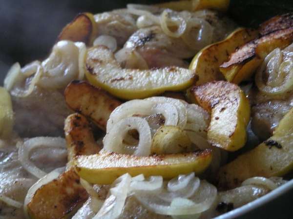 вернуть в сковороду кусочки курицы и айву, перемешать, влить вино, дать выпариться.