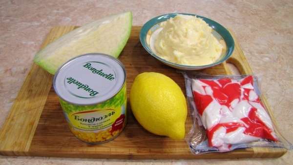 Капусту мелко шинкуем (около двух-трех миллиметров). Если получаются длинная соломка - разрежте примерно по 5 см.
Если вы используете белокочанную капусту - ее надо хорошенько помять (попросите своих мужчин).
Положите капусту в емкость и полейте соком половины лимона. Хорошо перемешайте. Мне попались очень удачные лимоны с толстой коркой. Они намного ароматнее, сок не такой кислый и абсолютно не горчит. Поэтому я использовал всю половинку.