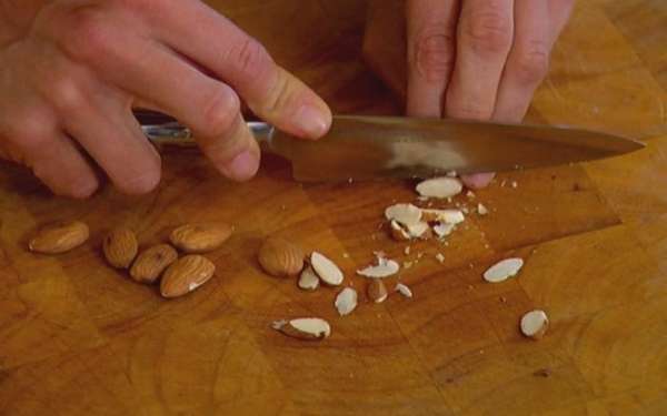 Подсушенные орехи порезать тонкими пластинками.