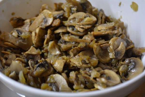 Лук порезать полукольцами, грибы помыть, обсушить и порезать пластинами.
На сковороде с небольшим количеством постного масла обжарить репчатый лук, к нему добавить грибы и жарить 7-10 минут. Посолить и поперчить по вкусу. Лук порезать полукольцами, грибы помыть, обсушить и порезать пластинами.
На сковороде с небольшим количеством постного масла обжарить репчатый лук, к нему добавить грибы и жарить 7-10 минут. Посолить и поперчить по вкусу.