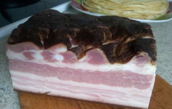 А сейчас о главном! Нам нужно очень вкусное копченое мясо для начинки: окорок, ветчина, или, как у меня, довольно жирный, но нереально вкусный кусочек копченого бекона. А сейчас о главном! Нам нужно очень вкусное копченое мясо для начинки: окорок, ветчина, или, как у меня, довольно жирный, но нереально вкусный кусочек копченого бекона.