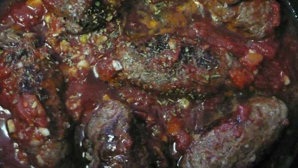 Оставьте  тушиться на слабом огне, с закрытой крышкой, пока мясо не станет мягким (филе говядины тушиться не более 20 минут).  Посолить, поперчить.