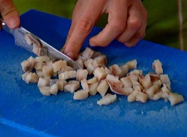 Сельдь нарезать небольшими кубиками.