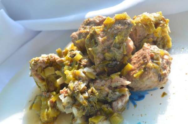 Приготовление: Мясо порезать кусочками 40 грамм каждый. Зелень крупно порубить, чеснок мелко нарезать, положить эстрагон и кориандр. Укладывать в кастрюлю слоями. Слой мяса , слой зелени, слой ткемали и так несколько раз до заполнения кастрюли. Залить вином, добавить аджику и воду так, чтобы мясо было полностью покрыто жидкостью. Посолить, добавить измельченный перец и тушить на медленном огне 1, 5  - 2 часа. МИР ВАМ!