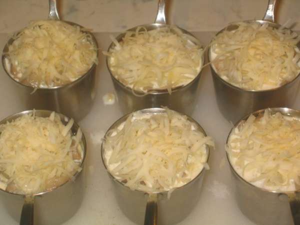 Полить соусом и посыпать тертым сыром. Запекать в разогретом духовом шкафу (220 градусов) примерно 10 минут. Сыр расплавился и образовалась легкая корочка Полить соусом и посыпать тертым сыром. Запекать в разогретом духовом шкафу (220 градусов) примерно 10 минут. Сыр расплавился и образовалась легкая корочка