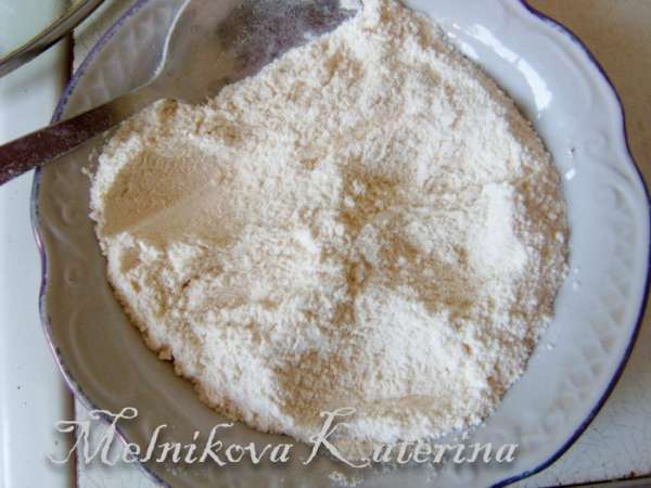 Разогреть сковороду с маслом. Обмакивая каждый раз пальцы в мучной смеси, формировать небольшие творожники. Слегка поджарить до румяной корочки на сковороде. Разогреть сковороду с маслом. Обмакивая каждый раз пальцы в мучной смеси, формировать небольшие творожники. Слегка поджарить до румяной корочки на сковороде.