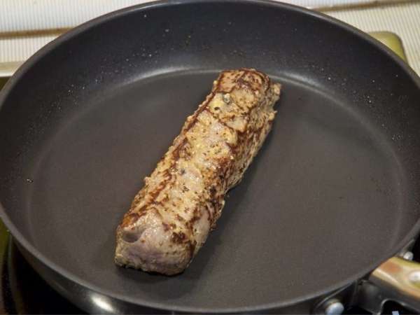 Мясо обжариваем на хорошо разогретой сковороде со всех сторон. Затем отправляем в духовку 200 градусов на 12-15 минут. 