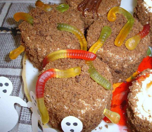 украшаем по желанию.. это червяки выходящие из земли..