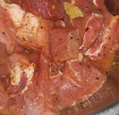 Мясо нарезать кусочками,посолить и поперчить, добавить вино и лавровый лист - перемешать,обжарить на масле со всех сторон. Мясо нарезать кусочками,посолить и поперчить, добавить вино и лавровый лист - перемешать,обжарить на масле со всех сторон.