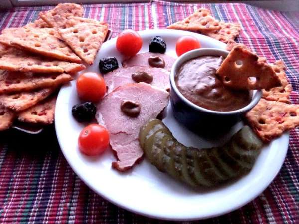 С ветчиной очень вкусно))), проверено!!!