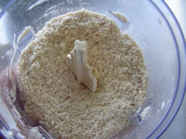 Для крошки смешиваем нарезанное кубиками сливочное масло, сахар и муку. Я это делаю в комбайне.
