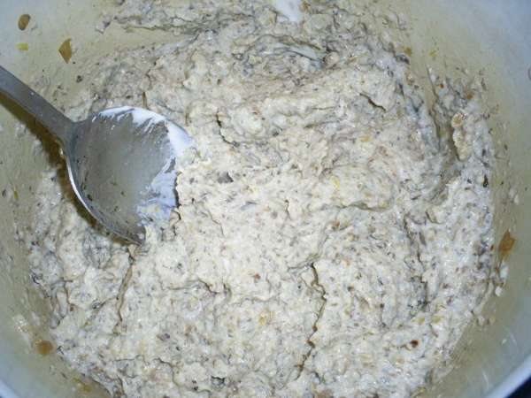 Если понадобится, полученную начинку посолить и поперчить по вкусу. Чеснок, если не любите, можете не класть вообще.