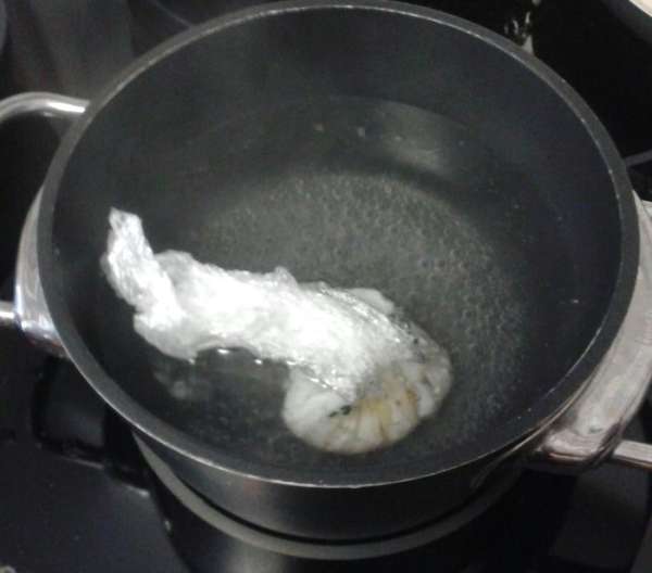 Яйцо аккуратно выложить из кастрюли с кипящей водой и освободить от пленки. В результате яйцо имеет глянцевую поверхность и причудливую форму. Яйцо аккуратно выложить из кастрюли с кипящей водой и освободить от пленки. В результате яйцо имеет глянцевую поверхность и причудливую форму.