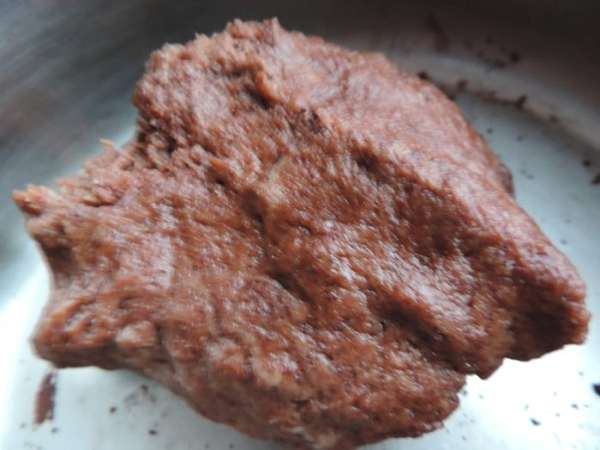 В другую добавляем какао. У меня какао насыщенного цвета и вкуса, поэтому его надо немного. Вы можете добавить больше, смотрите по ситуации. В другую добавляем какао. У меня какао насыщенного цвета и вкуса, поэтому его надо немного. Вы можете добавить больше, смотрите по ситуации.