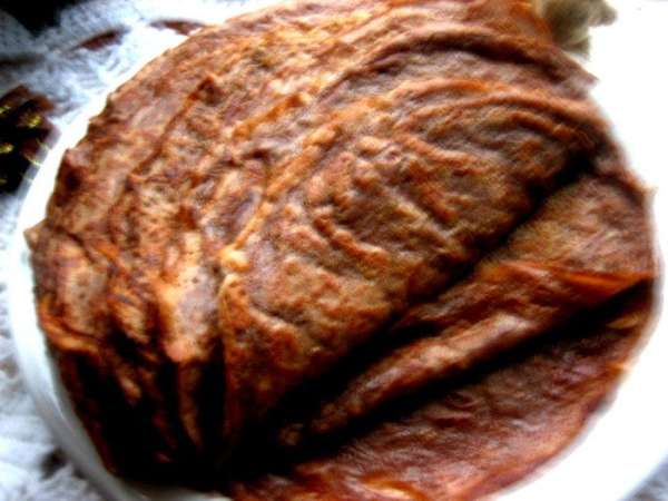 Блины лучше накрывать после жарки,тогда они будут более эластичные и края не будут крошиться.