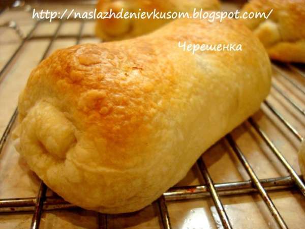 После выпечки дать рулетикам остыть, и осторожно (они очень нежные, просто воздушные) переложить на блюдо. Все, можно кушать! Приятного аппетита вам и вашей семье!!!