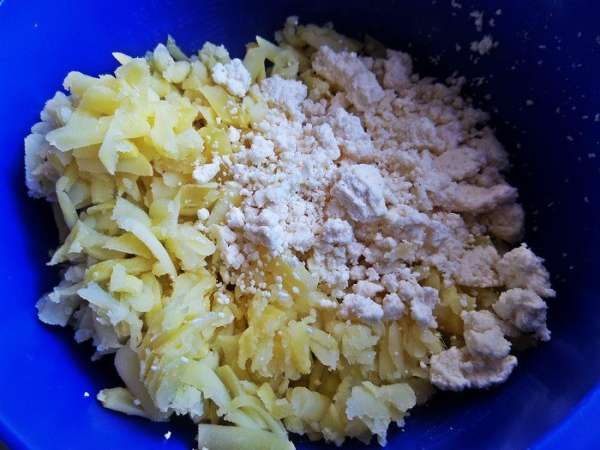 Смешать тёртый картофель с творогом (у меня сухой обезжиренный).