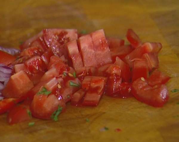 Помидор нарезать крупными кусочками.