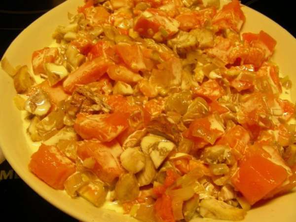 Заливаем сливками (равномерно поливаем ими овощи). Солим, перчим по вкусу. 
