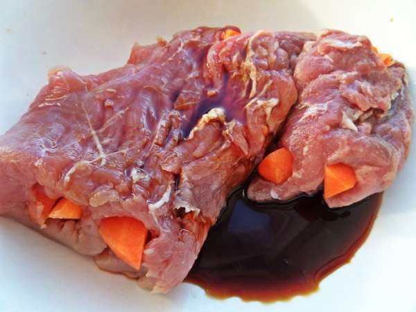Нашпигованный кусок обманкуть (даже можно оставить на несколько минут) в соевый соус (вместо маринада и соли).
