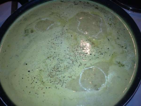 Добавляем смесь орехов и специй, обжаренный лук, соль и перец по вкусу, зелень кинзы.
Заливаем соусом курицу, даем остыть и настояться (часов 12). Добавляем смесь орехов и специй, обжаренный лук, соль и перец по вкусу, зелень кинзы.
Заливаем соусом курицу, даем остыть и настояться (часов 12).