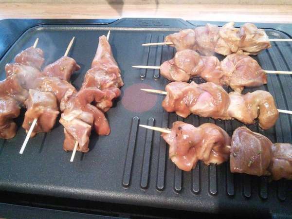 Замаринованное мясо нанизывайте на шпажки, выложите на гриль или на сковородку. Обжарьте со всех сторон.  