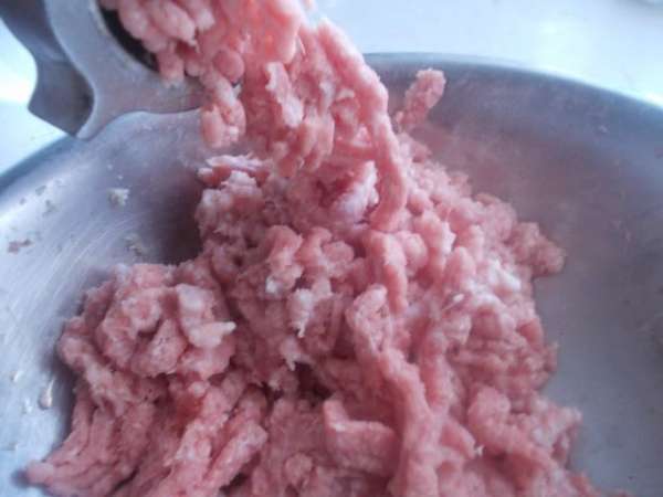 Мясо помолоть, можно добавить телятину или курицу. Мясо помолоть, можно добавить телятину или курицу.