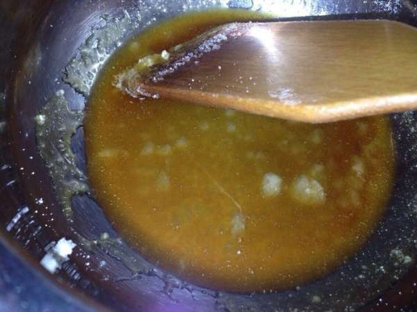Тем временем займемся карамелью! Сахар растворить в ковшике и нагреть, пока он не приобретёт золотисто-карамельный цвет. Добавьте сливочное масло. Тем временем займемся карамелью! Сахар растворить в ковшике и нагреть, пока он не приобретёт золотисто-карамельный цвет. Добавьте сливочное масло.