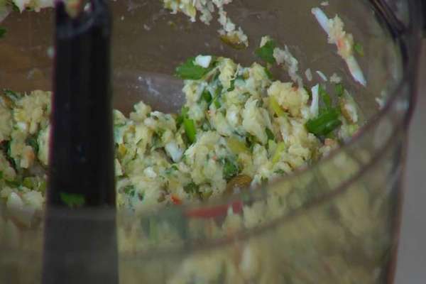 Приготовить фарш: крабовое мясо освободить от жестких перепонок и выложить в блендер, добавить цедру и половину лимонного сока, два вареных и одно сырое яйцо, каперсы, маринованные огурцы, нарезанную зелень, перец чили, 3‒4 ст. ложки панировочных сухарей панко и взбить все в однородную массу. Приготовить фарш: крабовое мясо освободить от жестких перепонок и выложить в блендер, добавить цедру и половину лимонного сока, два вареных и одно сырое яйцо, каперсы, маринованные огурцы, нарезанную зелень, перец чили, 3‒4 ст. ложки панировочных сухарей панко и взбить все в однородную массу.