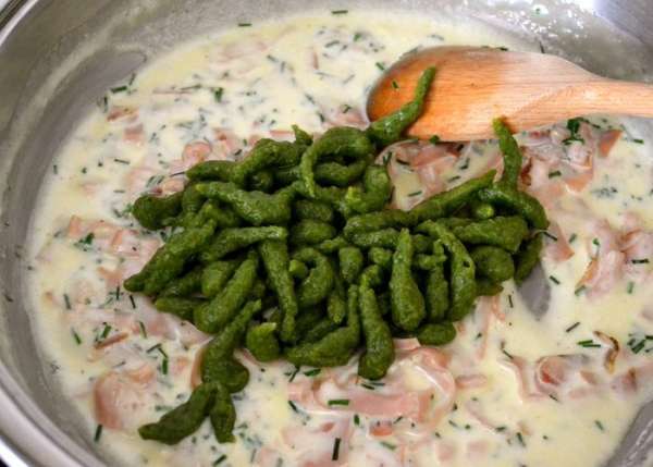...и выкладываем в сковороду с соусом!.... Перемешать клецки с соусом... ...и выкладываем в сковороду с соусом!.... Перемешать клецки с соусом...