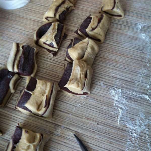 Режем каждую часть на 10-12 кусочков (итого получится 20-24 пряника).