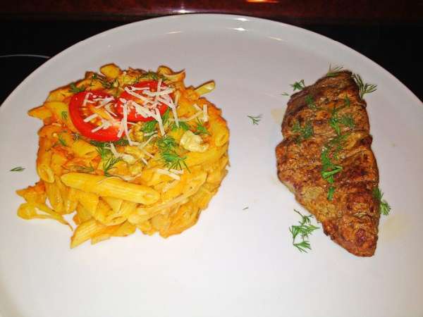 Пенне с капустой, грецкими орехами, томатным соусом