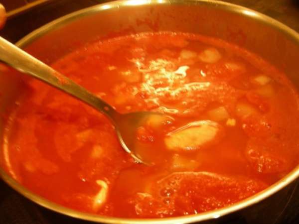 Добавляем в кастрюлю куриный бульон, кусочки курочки, сок лайма. Доводим до кипения, уменьшаем огонь и готовим минут 25-30. Солим, перчим по вкусу.
Добавляем в кастрюлю куриный бульон, кусочки курочки, сок лайма. Доводим до кипения, уменьшаем огонь и готовим минут 25-30. Солим, перчим по вкусу.