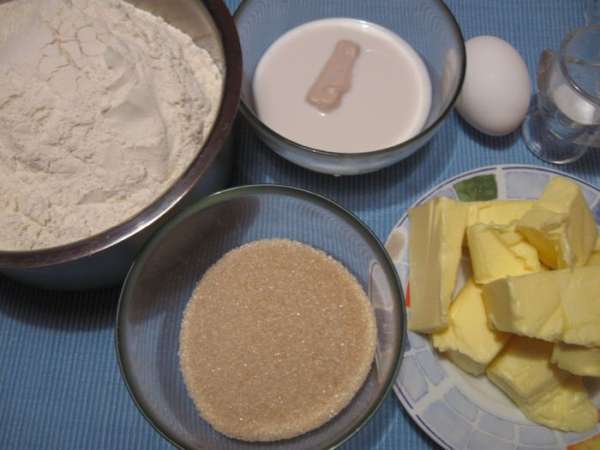 Насыпать  сухие ингредиенты - муку, сахарный песок  в кастрюлю, добавить дрожжи, размоченные в  молоке  температуры 30-35 градусов, а так же  молоко, масло, яйцо – эти ингредиенты  должны быть комнатной температуры.

