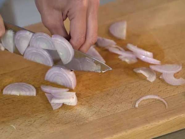 Репчатый лук почистить и порезать полукольцами. Репчатый лук почистить и порезать полукольцами.