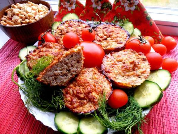 Украшаем свежей зеленью и овощами...