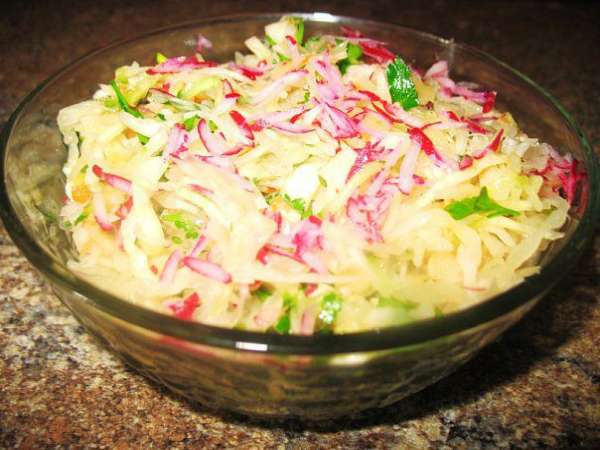 Квашенная капуста,на тёрке зелёный огурчик,редиску,зелёный лук,петрушка,масло подс..