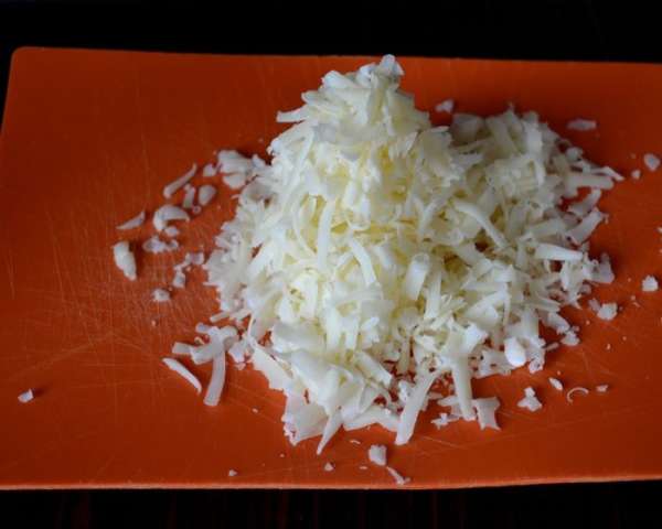 Сыр (полутвердый, на ваш вкус) натрите на крупной терке. 