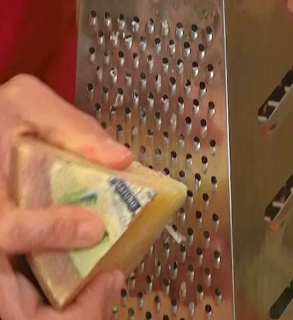 Пекорино натереть на мелкой терке. Пекорино натереть на мелкой терке.
