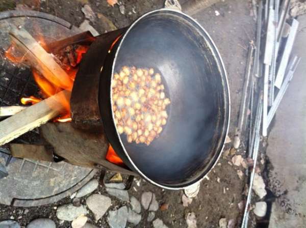Далее обжарить косточки (ребрышки каре) и вытащить.