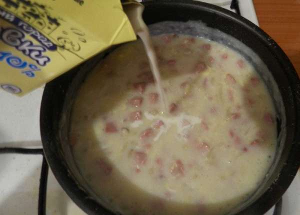 Через 5 минут добавить сливки, соус чили, соль и приправы по вкусу. Готовить еще 5 минут, постоянно помешивая. Через 5 минут добавить сливки, соус чили, соль и приправы по вкусу. Готовить еще 5 минут, постоянно помешивая.