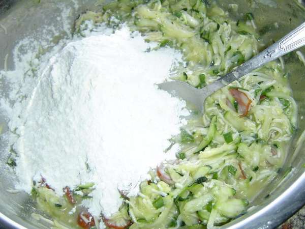 Все ингредиенты перемешиваем, солим, перчим по вкусу, всыпаем муку и еще раз перемешиваем.

