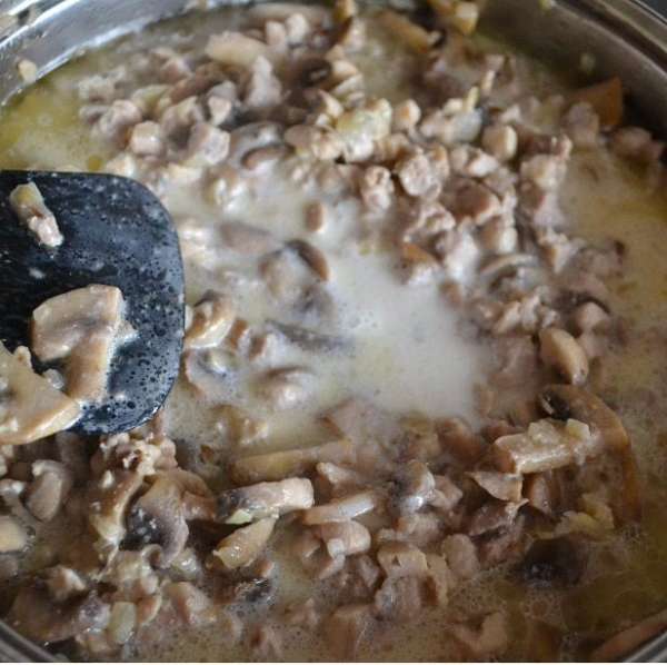 Когда все ингредиенты собраны вместе в сотейнике, подсаливаю по вкусу и добавляю к ним предварительно подогретые сливки (чтобы не свернулись от температуры).