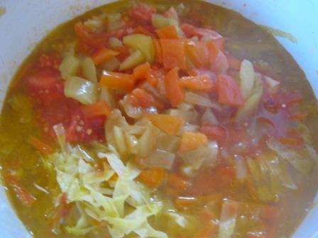 Сложить нарезанные помидоры и перцы в суп.
Поперчить и посолить - по вкусу.
Выключить огонь.
Дать настоятся похлебке 15 минут. Сложить нарезанные помидоры и перцы в суп.
Поперчить и посолить - по вкусу.
Выключить огонь.
Дать настоятся похлебке 15 минут.